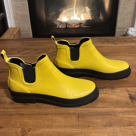 Gogo yellow rubber rain boots, size 10 - Picture 2 of 11